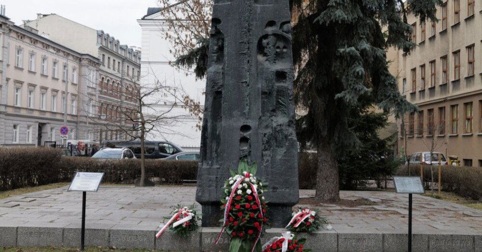 zdjęcie: W Lublinie upamiętniono ofiary Akcji Reinhardt w 84. rocznicę likwidacji getta / Lublin, 17.03.2026. Uroczystość złożenia kwiatów pod Pomnikiem Eksterminacji Ludności Żydowskiej (Ofiar Getta) przy ulicy Radziwiłłowskiej w Lublinie, 17 bm. Trwają obchody 84. rocznicy likwidacji getta i rozpoczęcia Akcji Reinhardt - zaplanowanej zagłady Żydów na terenie Generalnego Gubernatorstwa. (mr) PAP/Karol Zienkiewicz
