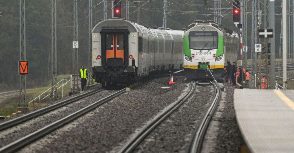 zdjęcie: Premier: we wtorek nadzwyczajne posiedzenie rządowego komitetu ds. bezpieczeństwa m.in. z udziałem dowódców / Mika (pow. garwoliński), 17.11.2025. Działania służb przy zniszczonym fragmencie torowiska na trasie Dęblin-Warszawa przy stacji kolejowej Mika, 17 bm. Premier Donald Tusk ogłosił, że doszło do aktu dywersji; eksplozja ładunku wybuchowego zniszczyła tor kolejowy. (amb) PAP/Wojtek Jargiło