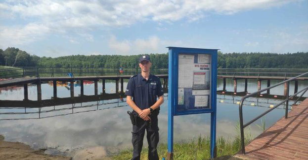 Policjanci promują akcje Myśl trzeźwo nad wodą