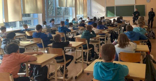 Bezpieczny nastolatek w cyberprzestrzeni - spotkania dzielnicowej z młodzieżą