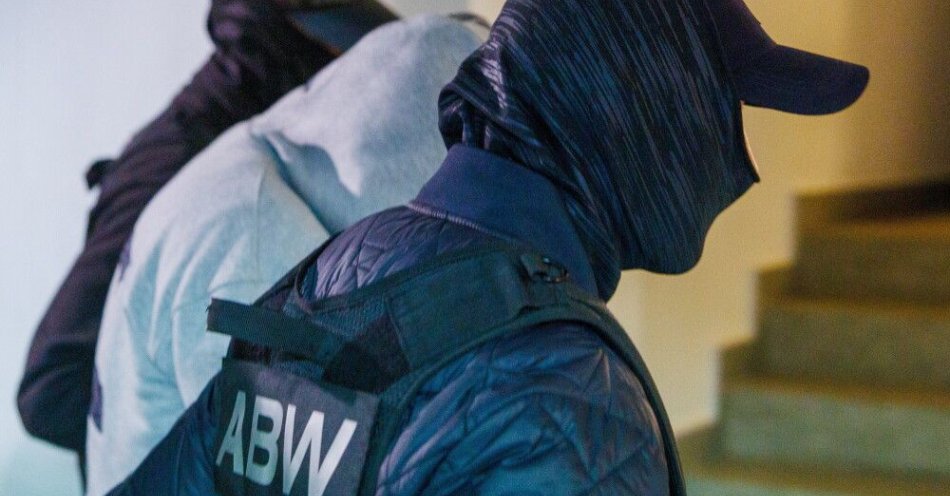 zdjęcie: 19-letni Mateusz W. miał przygotowywać zamach, trafił na trzy miesiące do aresztu / Wrocław, 06.12.2024. Podejrzany Olgierd L. (2P) w drodze na posiedzenie aresztowe we wrocławskim sądzie, 6 bm. Olgierd L. został zatrzymany w Gdańsku przez funkcjonariuszy ABW. Sąd zadecydował o areszcie na trzy miesiące wobec Olgierda L. podejrzanego o udział w zorganizowanej grupie przestępczej i inne przestępstwa, w tym podżeganie do podpalenia restauracji czy handel bronią. (aldg) PAP/Krzysztof Ćwik *** UWAGA!!! ZAKAZ PUBLIKACJI WIZERUNKU I DANYCH OSOBOWYCH ZATRZYMANEGO! ***
***Do tego mater