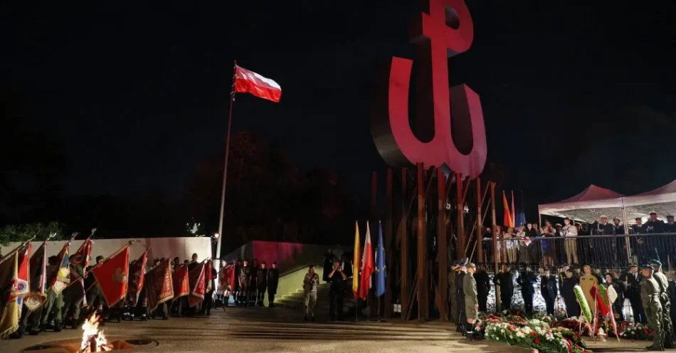 zdjęcie: Warszawa: zapłonął ogień na Kopcu Powstania Warszawskiego / Warszawa, 01.08.2026. Obchody 82. rocznicy wybuchu Powstania Warszawskiego. Ogień Pamięci na Kopcu Powstania Warszawskiego w Parku Akcji „Burza” w Warszawie, 1 bm. W stolicy trwają obchody 82. rocznicy wybuchu Powstania Warszawskiego - wystąpienia zbrojnego przeciwko okupującym Warszawę wojskom niemieckim, zorganizowanego przez Armię Krajową. (ad) PAP/Paweł Supernak