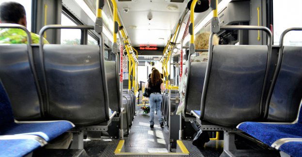 Kierowca miejskiego autobusu gwałtownie hamował, 15-letni pasażer trafił do szpitala