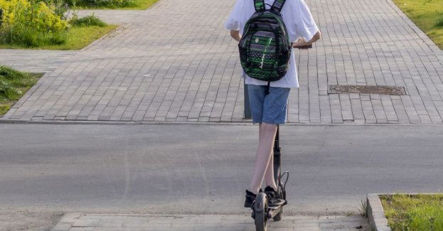 Siedmiolatek wjechał hulajnogą pod samochód
