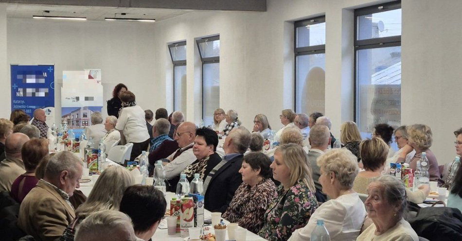 zdjęcie: Seniorzy w Jędrzejowie uczą się jak chronić się przed oszustami / fot. KPP Jędrzejów