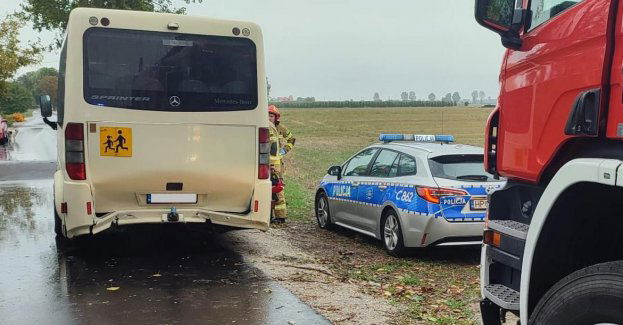 Zderzenie osobówki z autobusem na drodze krajowej nr 62