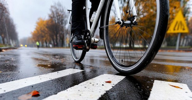 Potrącenie rowerzysty, 79-letni mężczyzna trafił do szpitala