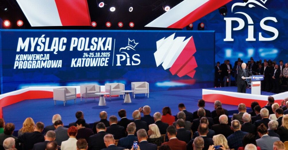 zdjęcie: Propozycje PiS dla Śląska: węgiel, wzmocnienie metropolii i polska tożsamość / Katowice, 24.10.2025. Prezes PiS Jarosław Kaczyński (P) podczas wystąpienia programowego w trakcie konwencji programowej Prawa i Sprawiedliwości w Międzynarodowym Centrum Kongresowym w Katowicach, 24 bm. Konwencja odbywa się pod hasłem „Myśląc: Polska”. W ramach konwencji przewidziano łącznie 132 panele dyskusyjne dotyczące m.in. bezpieczeństwa, spraw zagranicznych, wojska i zdrowia. (sko) PAP/Art Service ***Do tego materiału zdjęciowego dostępna jest również depesza w systemie CSI, pt.: W Katow