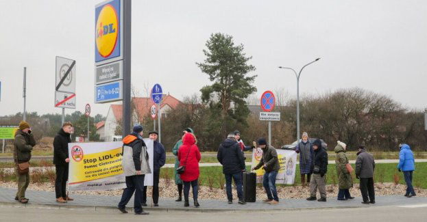 Przed sklepami Lidl protest przeciw planowanej budowie centrum dystrybucji w Gietrzwałdzie