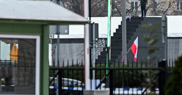 Mężczyzna, który wtargnął na pomnik smoleński został obezwładniony, jest w rękach policji