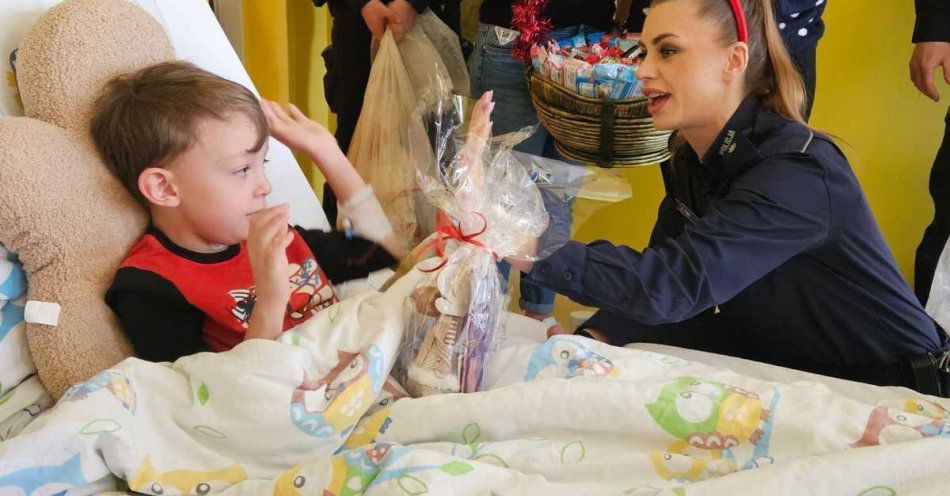 zdjęcie: Policyjni Mikołaje odwiedzili dzieci w jaworznickim szpitalu / fot. KMP w Jaworznie