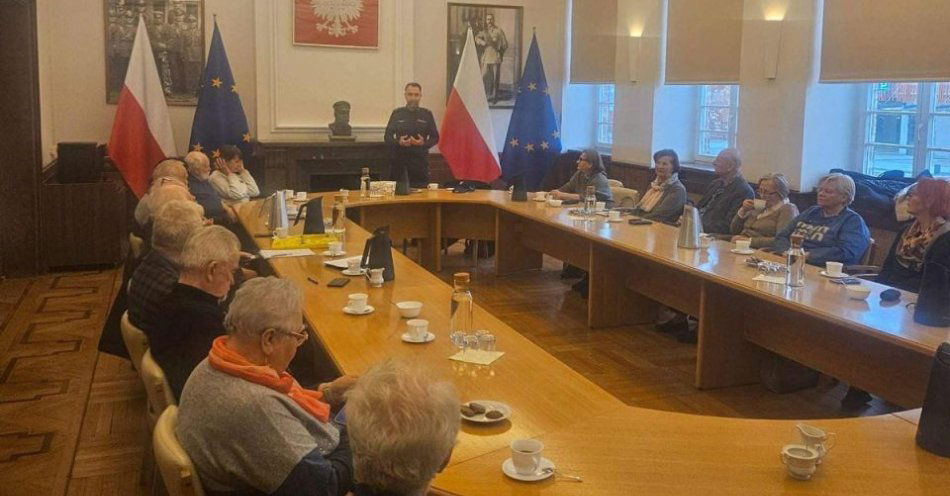 zdjęcie: Jak policja z Sopotu uczy seniorów bezpieczeństwa w sieci / fot. KMP w Sopocie