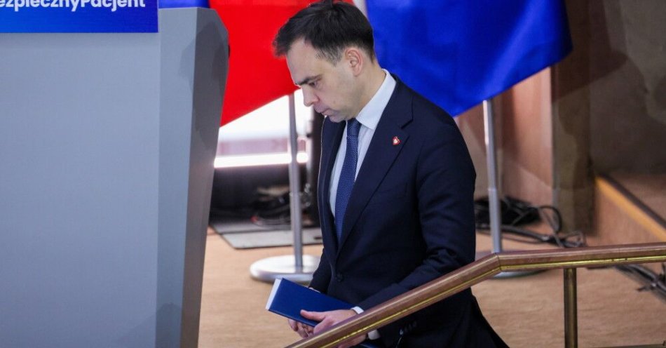 zdjęcie: Domański: składka zdrowotna nie powinna być obniżona / Warszawa, 04.12.2025. Mnister finansów Andrzej Domański podczas Szczytu Medycznego „Bezpieczny Pacjent” w siedzibie Ministerstwa Rozwoju i Technologii w Warszawie, 4 bm. Uczestnicy szczytu, wśród których są przedstawiciele rządu, NFZ, samorzadówców, dyrektorów szpitali oraz samorządów medycznych, będą rozmawiać o sytuacji w systemie ochrony zdrowia w ostatnich latach i pomysłach strony rządowej na rozwój i reformę ochrony zdrowia, a także na poprawę bezpieczeństwa pacjentów. (jm) PAP/Rafał Guz