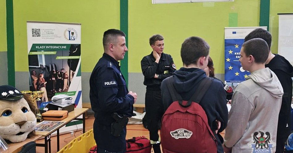 zdjęcie: Policjanci z Wałbrzycha inspirują ósmoklasistów do wyboru kariery / fot. KMP w Wałbrzychu