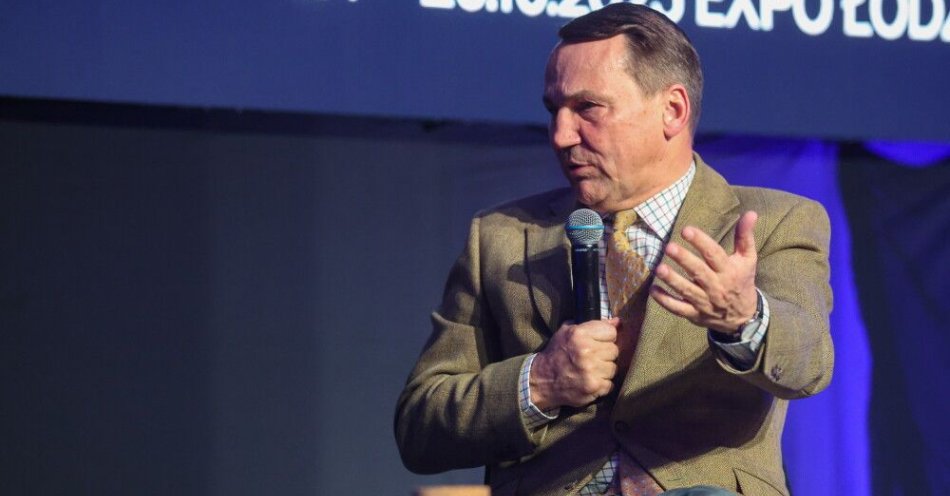 zdjęcie: Wicepremier Radosław Sikorski: problemem Unii jest bezwolność / Łódź, 25.10.2025. Wicepremier, minister spraw zagranicznych Radosław Sikorski podczas rozmowy