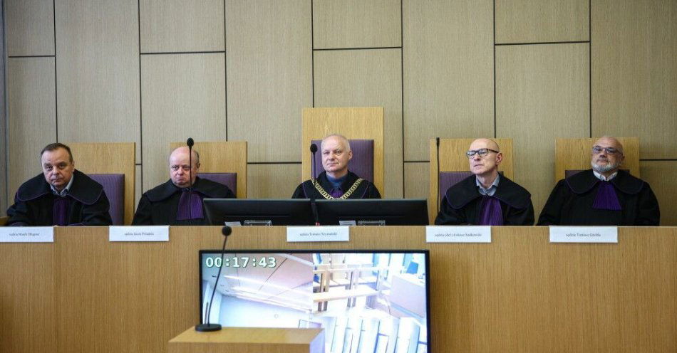 zdjęcie: Rozpoczął się proces apelacyjny mężczyzny oskarżonego o zabójstwo w Oświęcimiu / Kraków, 21.05.2026. Od lewej sędziowie: Marek Długosz, Jacek Polański, Tomasz Szymański, Łukasz Sadkowski i Tomasz Grebla na sali Sądu Apelacyjnego w Krakowie, 21 bm. Rozpoczął się proces apelacyjny Ingebrigta G., oskarżonego o zabójstwo 26-latki w Oświęcimiu w 2022 roku oraz o uprowadzenie jej córki. Obrońca Ingebrigta G. zarzucił krakowskiemu sądowi okręgowemu, który orzekał w tej sprawie, błędy w ustaleniach faktycznych i ocenie dowodów. Zaskarżył również wymiar kary. Odwołując się od wyroku,