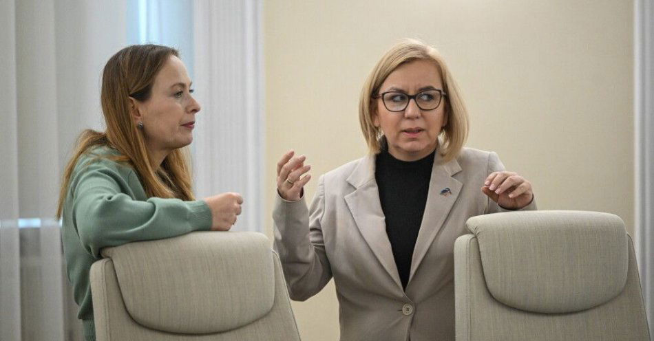 zdjęcie: Biuro prasowe Polski 2050: Pełczyńska-Nałęcz zaproponowała Hennig-Klosce współprzewodnictwo w partii / Warszawa, 13.01.2026. Minister funduszy i polityki regionalnej Katarzyna Pełczyńska-Nałęcz (L) i minister klimatu i środowiska Paulina Hennig-Kloska (P) przed rozpoczęciem posiedzenia rządu w KPRM w Warszawie, 13 bm. Rada Ministrów zajmie się m.in. projektem nowelizacji ordynacji podatkowej.  (sko) PAP/Radek Pietruszka