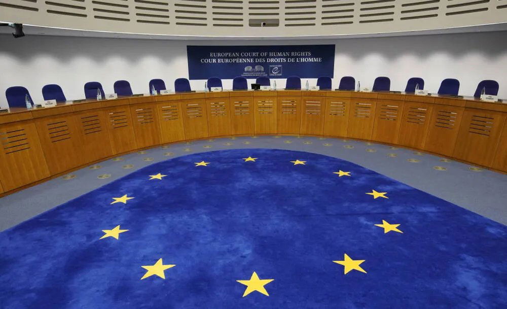 zdjęcie: Ejchart: ETPCz zbada sprawę sędziów TK niedopuszczonych do orzekania / Ogólny widok sali rozpraw przed rozpoczęciem posiedzenia w sprawie Ukrainy i Holandii przeciwko Rosji przed Europejskim Trybunałem Praw Człowieka (ECHR) w Strasburgu, Francja, 26 stycznia 2022 r. Europejski Trybunał Praw Człowieka przeprowadza tego dnia posiedzenie Wielkiej Izby dotyczące dopuszczalności sprawy Ukrainy i Holandii przeciwko Rosji w związku z wydarzeniami we wschodniej Ukrainie, w tym zestrzeleniem lotu MH17. 17 lipca 2014 r. samolot Malaysia Airlines obsługujący lot MH17 rozbił s
