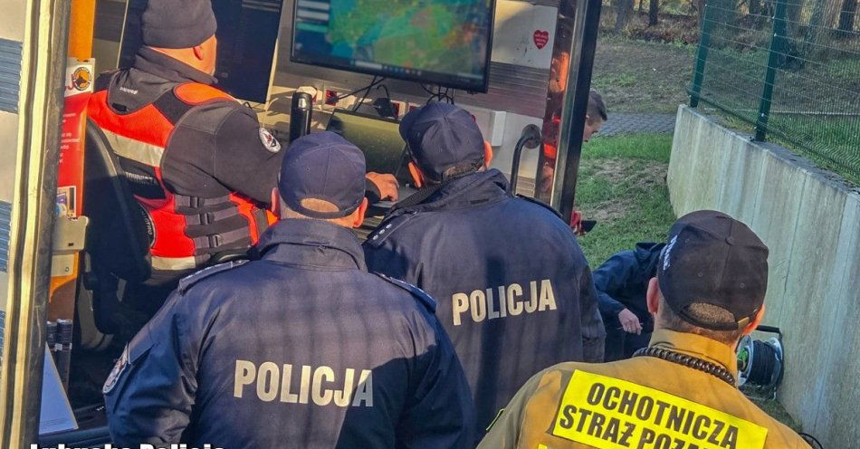 zdjęcie: Dziesiątki osób drony i psy tropiące przeczesują bagna / fot. KPP Żary