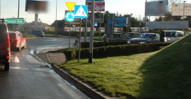 Policjanci pracowali na miejscu wypadku z udziałem rowerzysty