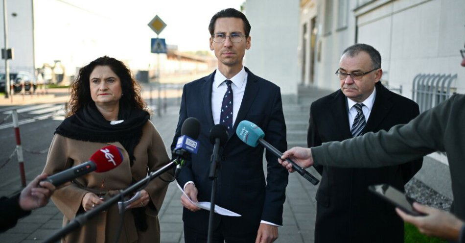 zdjęcie: Posłowie PiS złożyli do NIK wniosek o wszczęcie kontroli w Porcie Gdynia / Gdynia, 13.10.2025. Posłowie PiS Dorota Arciszewska-Mielewczyk (L), Kacper Płażyński (C) i radny Gdańska Piotr Koenig (P) podczas konferencji prasowej przed siedzibą Zarządu Morskiego Portu Gdynia, 13 bm. Temat spotkania: wyniki analizy dokumentów dotyczących wygranego przez spółkę Stena Line przetargu na użytkowanie terminalu promowego w Gdyni. (sko) PAP/Adam Warżawa