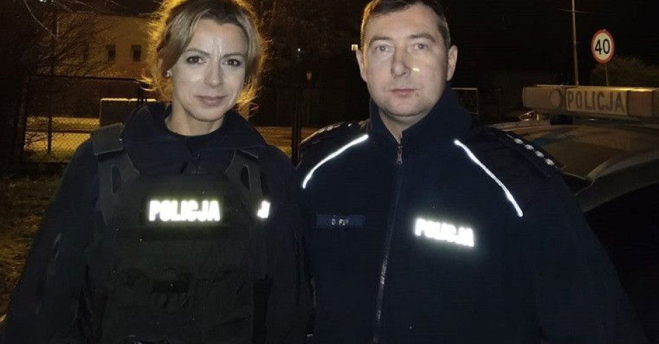 zdjęcie: Policjanci pomogli 83 letniej kobiecie utkniętej autem w lesie / fot. KPP w Pruszczu Gdańskim