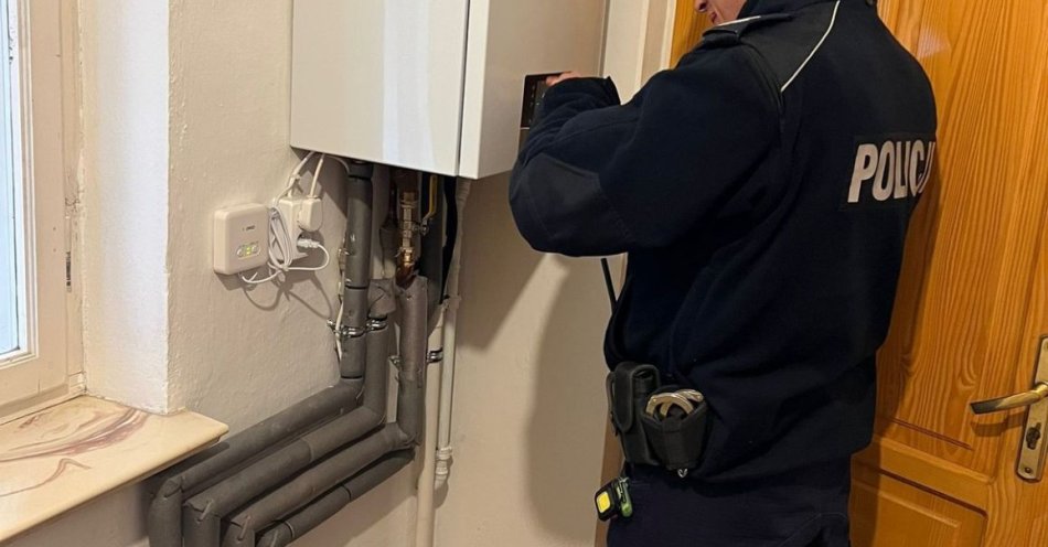 zdjęcie: Dzielnicowi pomogli ogrzewaniu 91 letniej seniorki z Olszanicy / fot. KPP w Lesku