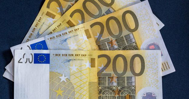 Policja zatrzymała mężczyznę, który miał w aucie prawie 46 tys. fałszywych banknotów euro