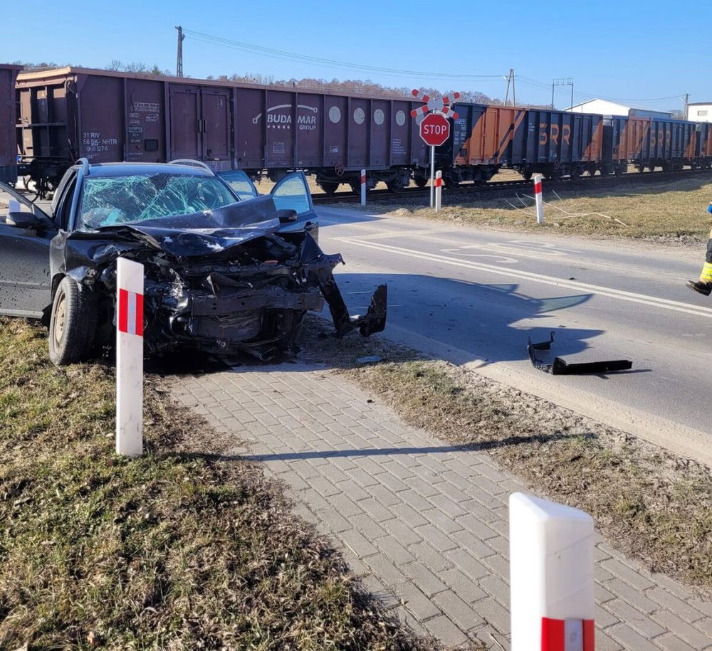 zdjęcie: Samochód wjechał w lokomotywę w Lubyczy Królewskiej / fot. KPP Tomaszów Lubelski