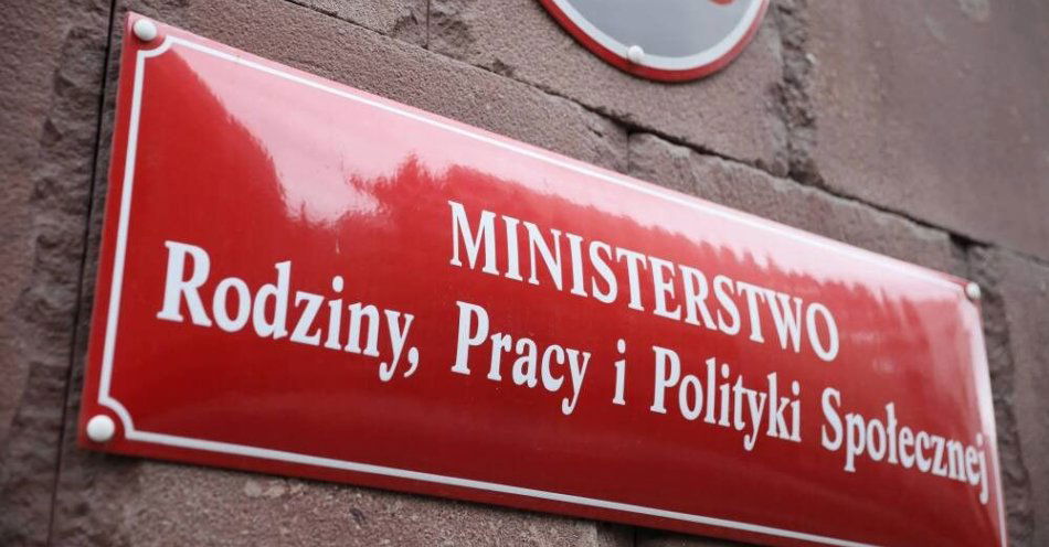 zdjęcie: Resort polityki społecznej chce zautomatyzować odnawianie prawa do 800 plus / Warszawa, 03.06.2020. Siedziba Ministerstwa Rodziny, Pracy i Polityki Społecznej przy ul. Nowogrodzkiej w Warszawie, 3 bm. (ls/doro) PAP/Leszek Szymański