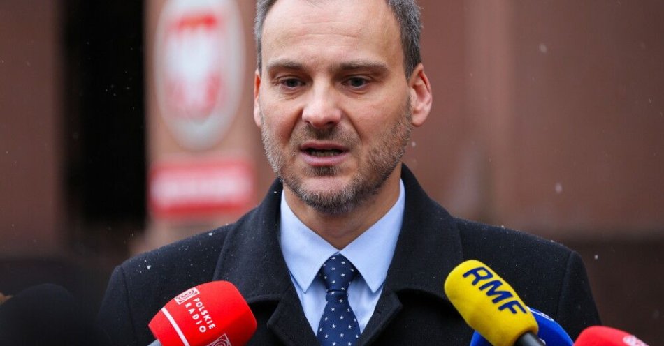 zdjęcie: Rzecznik MSZ: trzech ostatnich dyplomatów z placówki w Irkucku opuściło Rosję / Warszawa, 27.11.2025. Rzecznik prasowy MSZ Maciej Wewiór podczas wypowiedzi dla mediów, na temat zamknięcia polskiego konsulatu w Irkucku, przed wejściem głównym do gmachu Ministerstwa Spraw Zagranicznych w Warszawie, 27 bm. (ad) PAP/Rafał Guz