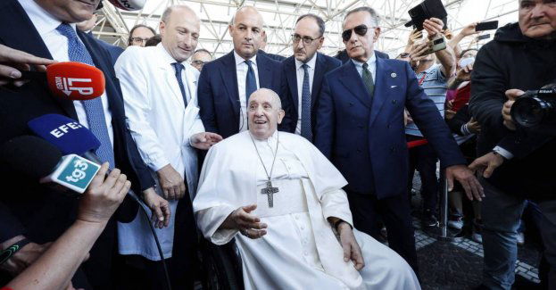 Papież Franciszek opuścił rzymską klinikę Gemelli i wrócił do Watykanu