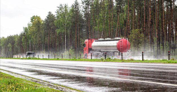 Cysterna zablokowała drogę krajową nr 32 w powiecie grodziskim