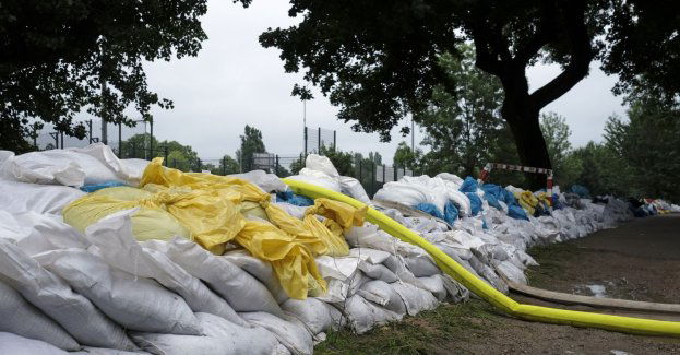 Więźniowie z Zakładu Karnego w Głogowie pomagają w umacnianiu wałów