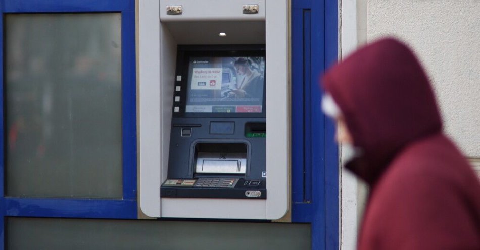 zdjęcie: Policja: za działaniami wymierzonymi w klientów banku Santander stoi kilka osób / Warszawa, 27.10.2025. Bankomat banku Santander, 27 bm. w Warszawie. Bank Santander poinformował, że monitoring wykrył przestępcze transakcje przy użyciu kart płatniczych klientów. Zapewnił, że skradzione pieniądze zostaną zwrócone. Zgłoszenia ws. nieuprawnionych wypłat monitoruje na terenie całego kraju Komenda Główna Policji. (mr) PAP/Leszek Szymański