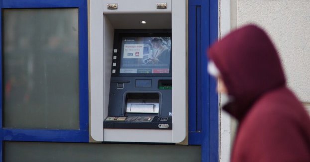 Policja: za działaniami wymierzonymi w klientów banku Santander stoi kilka osób