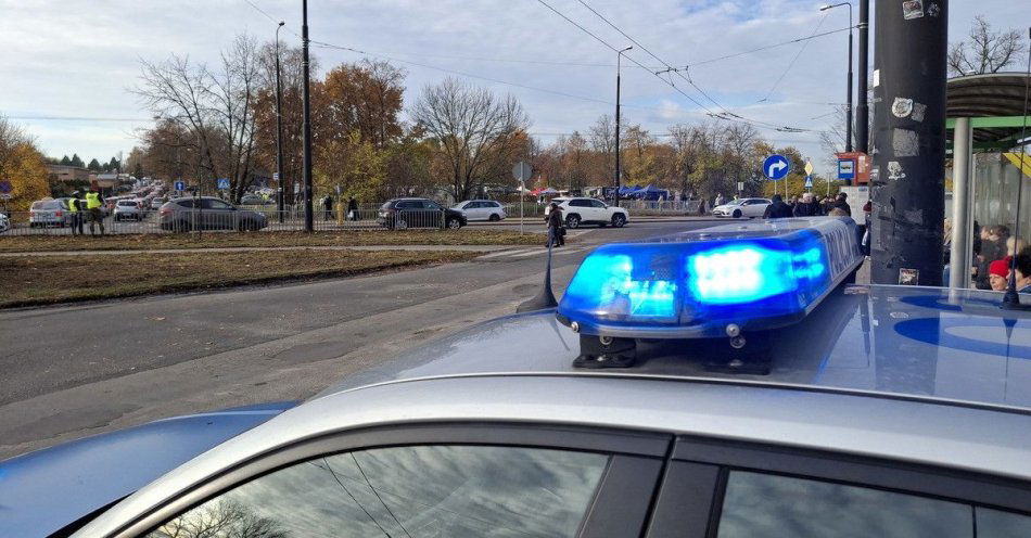 zdjęcie: Patrole policji w Lublinie dbają o bezpieczeństwo na cmentarzach / fot. KMP Lublin