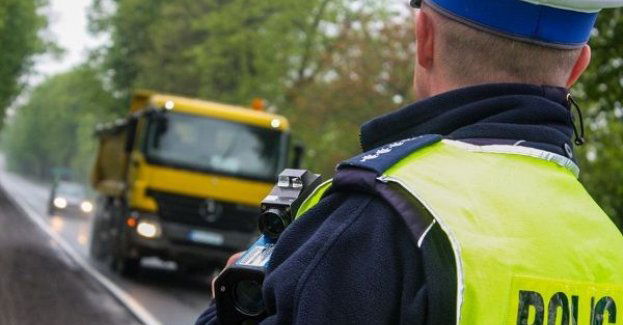 Funkcjonariusze Ruchu Drogowego kontrolują czas pracy kierwców