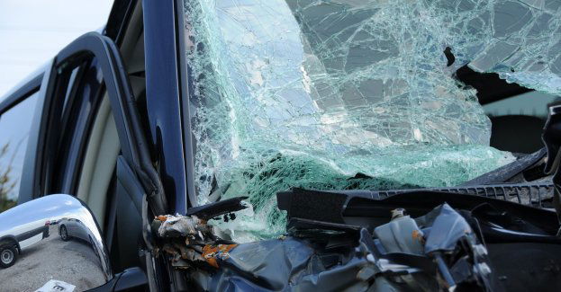 Volkswagen dachował po uderzeniu w drzewo; kierowca auta zginął na miejscu