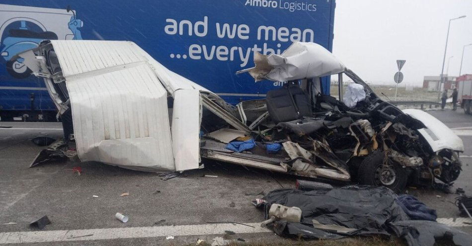 zdjęcie: Łódzkie: cztery osoby zginęły w wypadku na drodze ekspresowej S8 / Okolice miejscowości Chojny, 24.11.2025. Miejsce wypadku gdzie zderzyły się dwa samochody ciężarowe i dwa dostawcze na S8 w pobliżu miejscowości Chojny, 24 bm. Mimo podjętej resuscytacji w wypadku zginęły cztery osoby. Jest też jeden ranny. Na miejscu lądował śmigłowiec Lotniczego Pogotowia Ratunkowego, interweniowały dwa zespoły ratownictwa medycznego, trzy zespoły straży pożarnej i trzy strażaków ochotników. (ad) PAP/KP PSP w Wieruszowie HANDOUT EDITORIAL USE ONLY NO SALES ***Do tego materiału