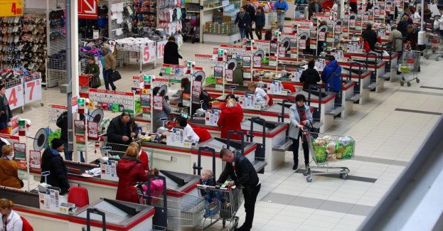 Polacy najchętniej płacą bezgotówkowo w supermarketach i aptekach