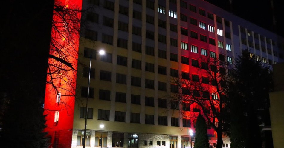 zdjęcie: Czerwone światło solidarności przed Komendą w Radomiu / fot. KPP w Ostrowi Mazowieckiej KWP zs. w Radomiu