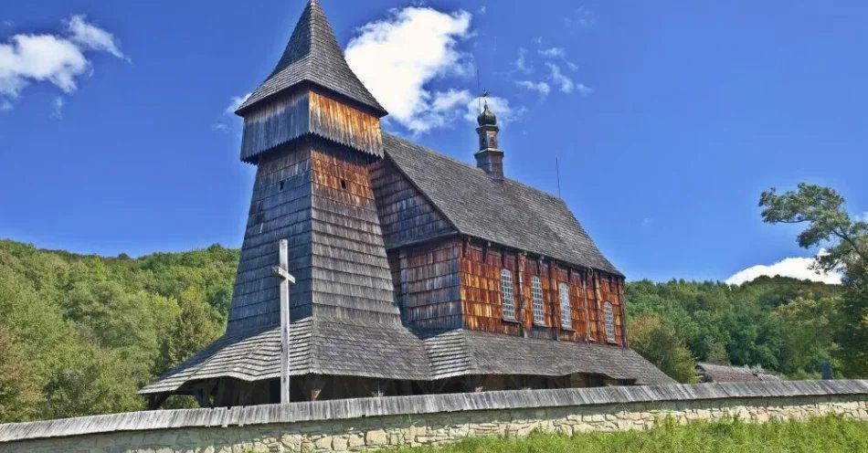 zdjęcie: Podkarpackie: pożar w skansenie w Sanoku; spłonął kościół pw. św. Mikołaja z 1667 r. / Sanok. 2012-09-17. Kościół p.w. Św. Mikołaja Cudotwórcy z 1667 roku z miejscowości Bączal Dolny k. Jasła. Park Etnograficzny w Sanoku PAP/Jerzy Ochoński