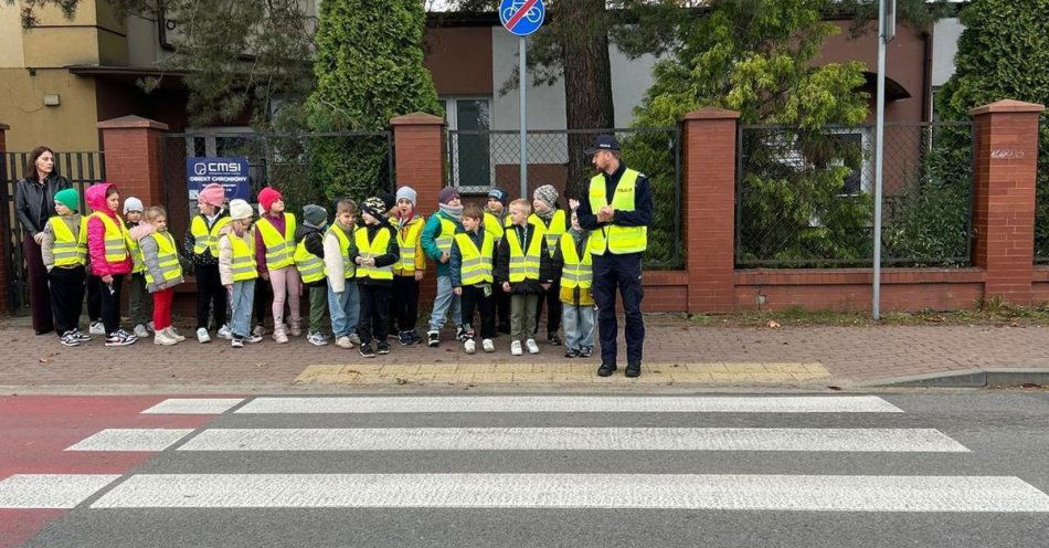 zdjęcie: Policja uczy dzieci bezpiecznej drogi do szkoły / fot. KPP Starachowice Spotkanie z uczniami