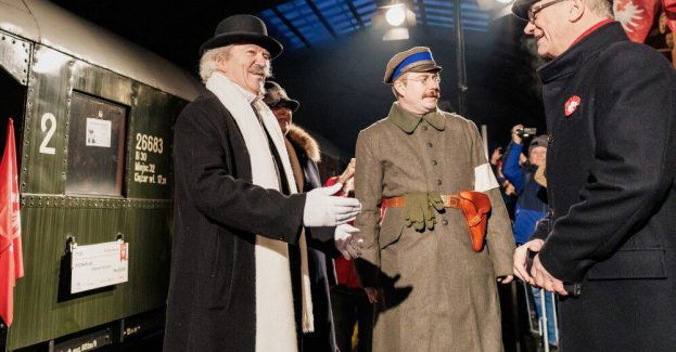 Inscenizacja przybycia Paderewskiego początkiem obchodów  rocznicy powstania wielkopolskiego