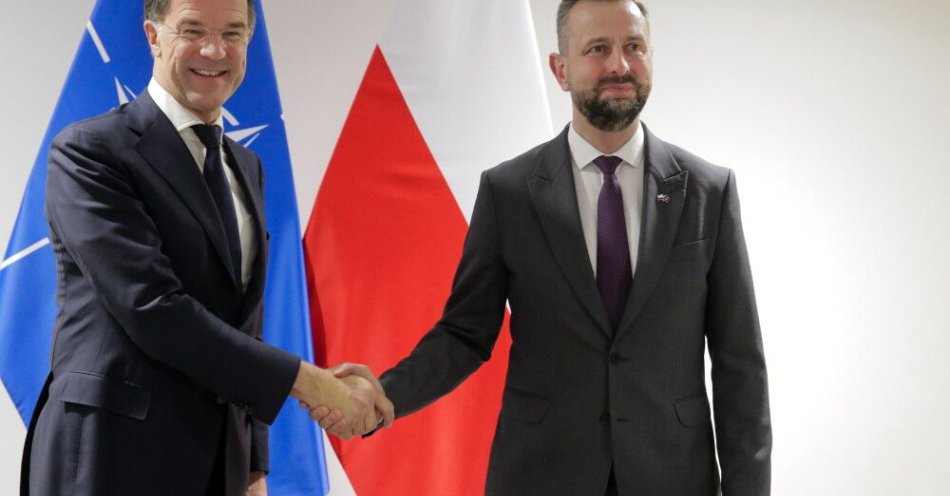 zdjęcie: Szef MON: Polska jest żelaznym sojusznikiem w NATO i liczy też na solidarność / Bemowo Piskie, 18.12.2025. Wicepremier, minister obrony narodowej Władysław Kosiniak-Kamysz (P) oraz sekretarz generalny NATO Mark Rutte (L) podczas powitania na terenie Ośrodka Szkolenia Poligonowego Wojsk Lądowych Orzysz w Bemowie Piskim, 18 bm. Szef Sojuszu Północnoatlantyckiego spotka sie z żołnierzami pełniącymi służbę w ramach NATO Forward Land Forces. (jm) PAP/Tomasz Waszczuk