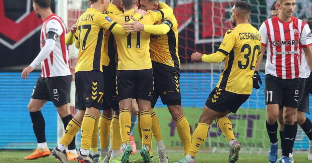 Ekstraklasa piłkarska - porażka Cracovii, hity w niedzielę