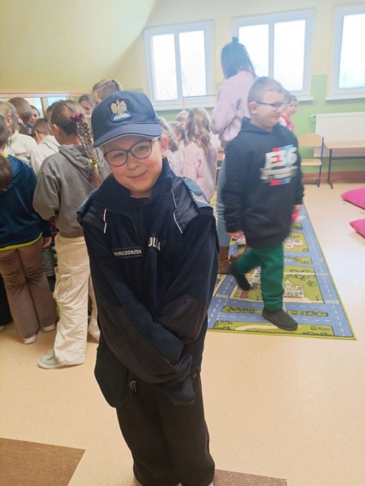 zdjęcie: Policjant przypomina zasady bezpiecznej zabawy zimą w Nowej Wsi / fot. KPP w Sztumie