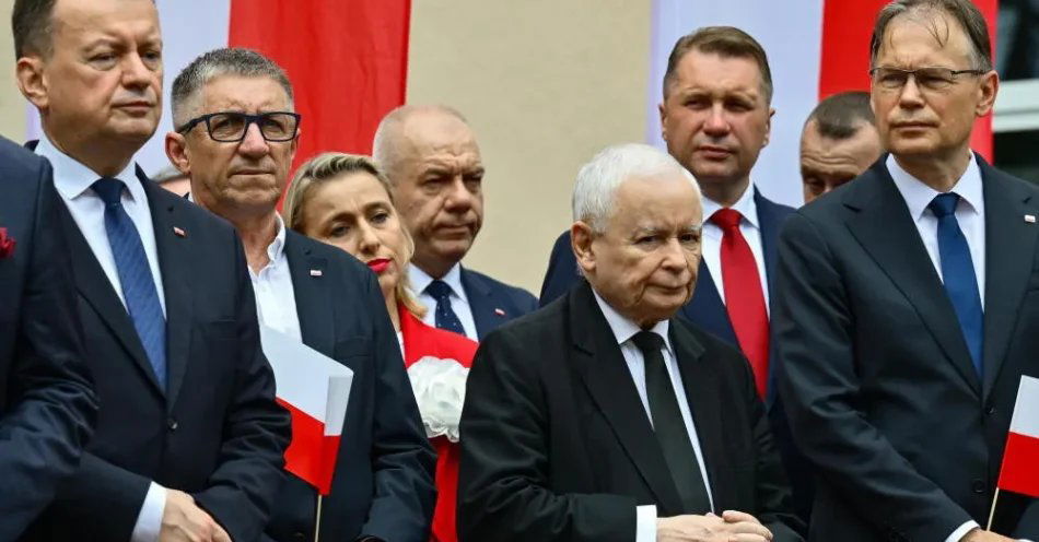 zdjęcie: Prezes PiS podczas obchodów: Niemcy nie zadośćuczynili Polsce za straty wojenne / Warszawa, 01.08.2026. Obchody 82. rocznicy wybuchu Powstania Warszawskiego. Przewodniczący KP PiS Mariusz Błaszczak (L), prezes PiS Jarosław Kaczyński (C) i europoseł Arkadiusz Mularczyk (P) podczas uroczystości na Placu Męczenników Warszawskiej Woli, 1 bm. w Warszawie. W stolicy trwają obchody 82. rocznicy wybuchu Powstania Warszawskiego - wystąpienia zbrojnego przeciwko okupującym Warszawę wojskom niemieckim, zorganizowanego przez Armię Krajową. (doro) PAP/Przemysław Piątkowski