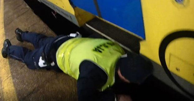 Policjant z gdyńskiej drogówki udzielił pierwszej pomocy medycznej mężczyźnie, który wpadł między peron, a jadący pojazd szynowy